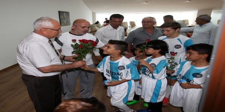 KARABAĞLAR BELEDİYESİ’NDEN AMATÖR SPOR KULÜPLERİNE CAN SUYU