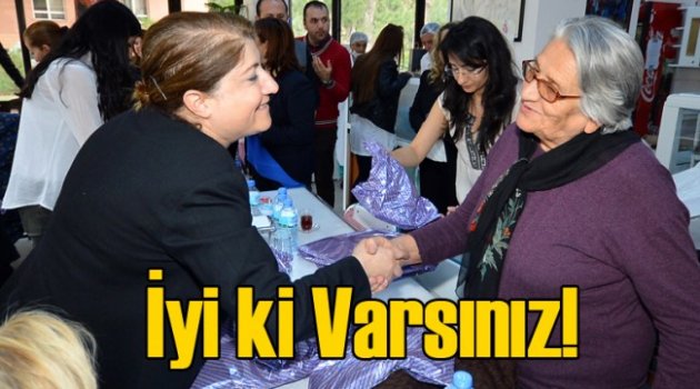 Anneler Günü İçin Huzurevi’ndeki Anneleri Unutmadılar
