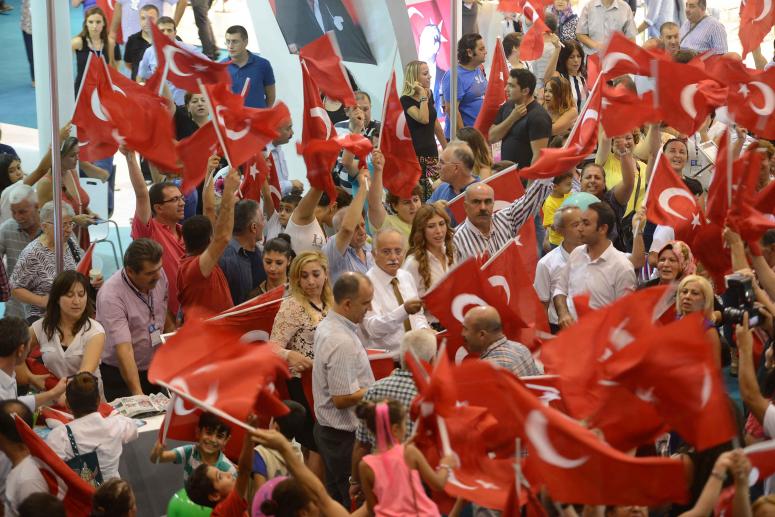 BAYRAKLI STANDI KIRMIZI BEYAZA BÜRÜNDÜ
