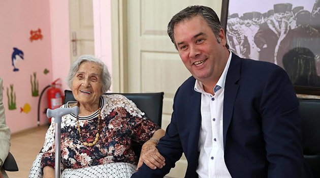 Asırlık Çınara sürpriz doğum günü