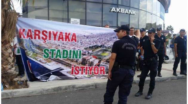 KARŞIYAKALILARDAN BELEDİYE BAŞKANI'NA PROTESTO; “ATAMA BAŞKAN İSTEMİYORUZ!”