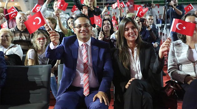 Atatürk Sevgisi Bornova’da Sevdiği Sarkılarla Dile Geldi