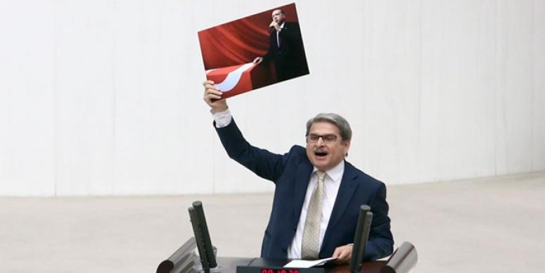 “KÖTÜLÜĞÜN KURBANLARI OLAN BÜTÜN ŞEHİTLERİMİZİN ÖNÜNDE SAYGIYLA EĞİLİYORUM”