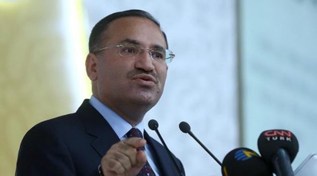Bakan da Çıplak Aramaya Arka Çıktı