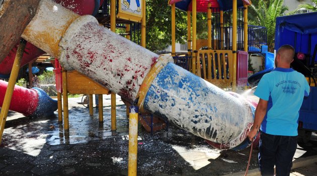 Balçova’daki parklara hijyenik temizlik