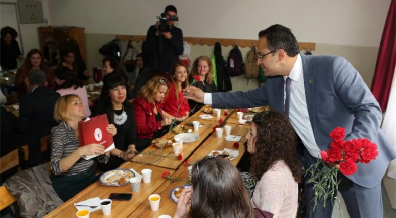 BAŞKAN ATİLA'DAN ÖĞRETMENLERE KARANFİLLİ KUTLAMA