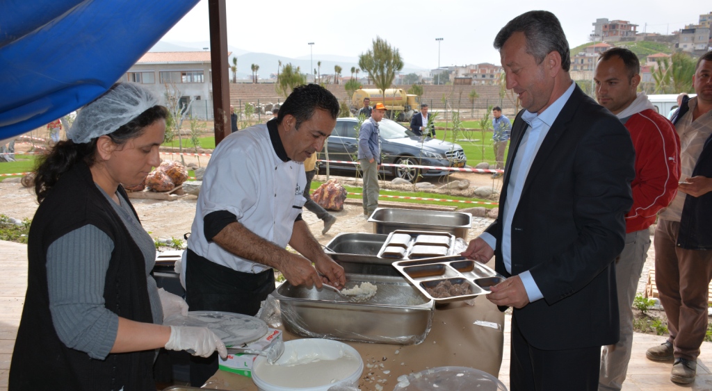 Başkan Şahin sıraya girdi, işçilerle yemek yedi