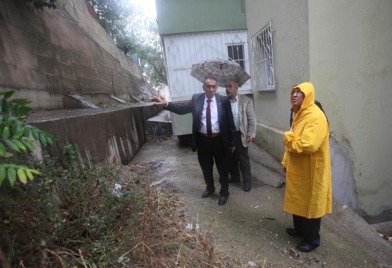 BAŞKAN SELVİTOPU, YAĞMUR ÇAMUR DEMEDEN ÇALIŞMALARINI  SÜRDÜRÜYOR
