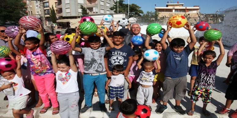 BAŞKAN SELVİTOPU’NDAN ÇOCUKLARA BAYRAM HEDİYESİ