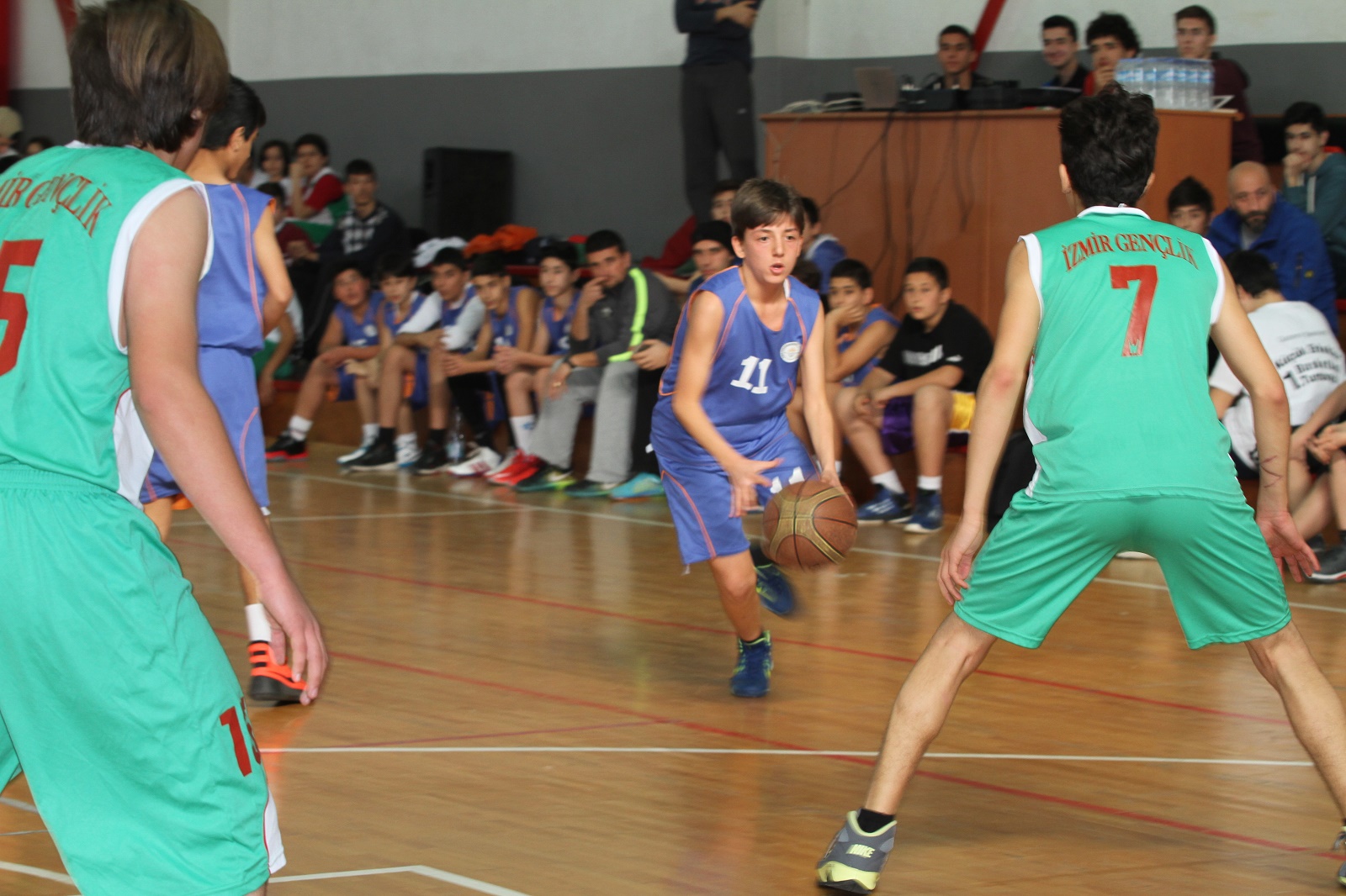BASKETBOLCULAR GAZİEMİR'DE TER DÖKTÜ