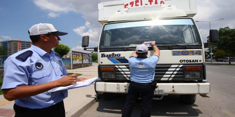 BAYRAKLI ZABITA TRAFİK GÖZ AÇTIRMIYOR