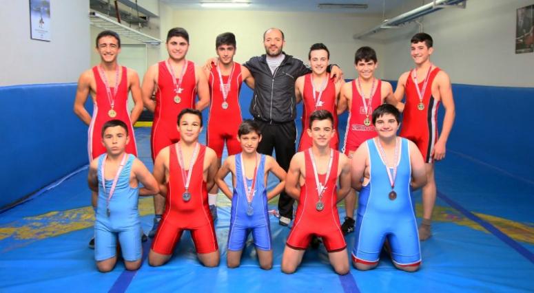 GÜREŞÇİLER YILDIZ GİBİ PARLADI