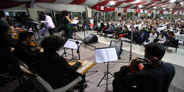 BAYRAKLI’DA ŞARKILAR ANNELER İÇİN SÖYLENDİ