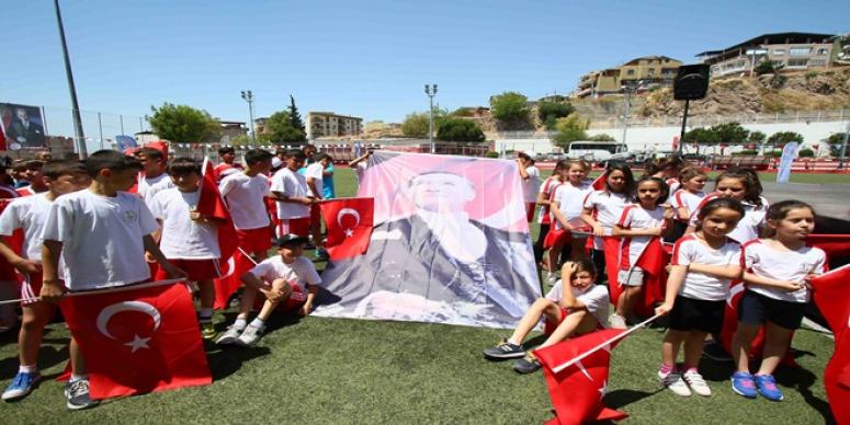 BİNLERCE GENÇ HEP BİR AĞIZDAN...