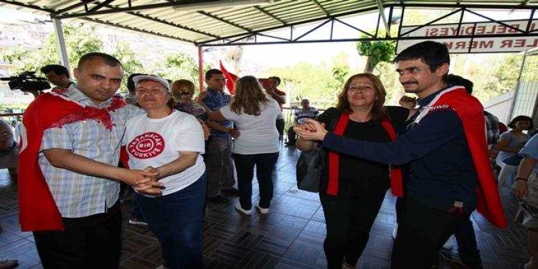 ENGELLİ GENÇLERE ASKER EĞLENCESİ