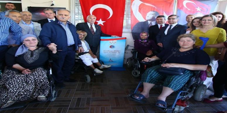 BAYRAKLI’NIN CADDE VE SOKAKLARINDA ENGELLER KALKIYOR