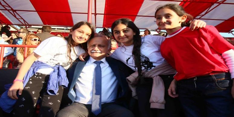 BAYRAKLI’DA 7 BİN 126 ÇOCUĞUN YÜZÜ GÜLDÜ