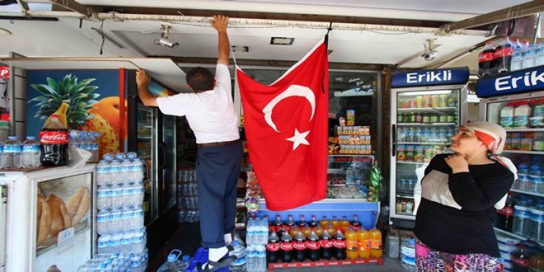 BAYRAKLI BELEDİYESİ VATANDAŞA BİNLERCE TÜRK BAYRAĞI DAĞITTI