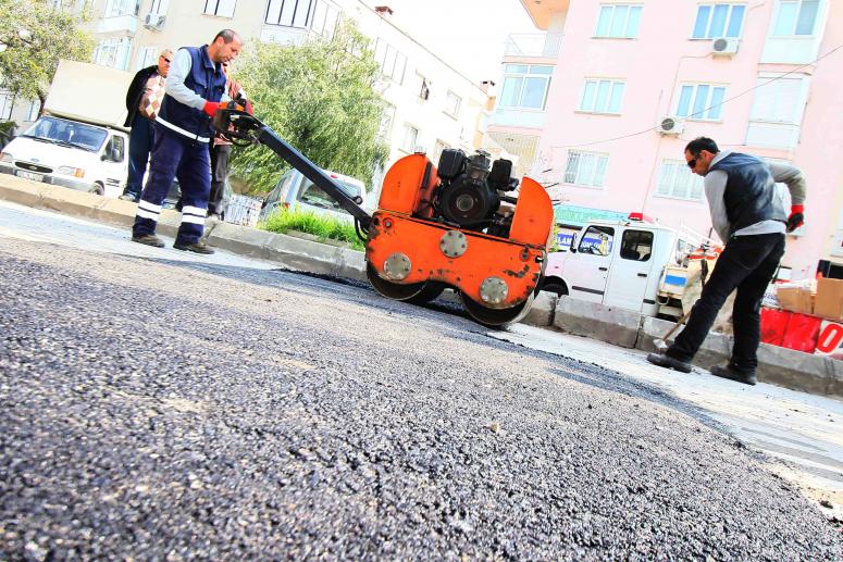 BAYRAKLI’DA YIPRANAN YOLLAR ASFALTLANIYOR!