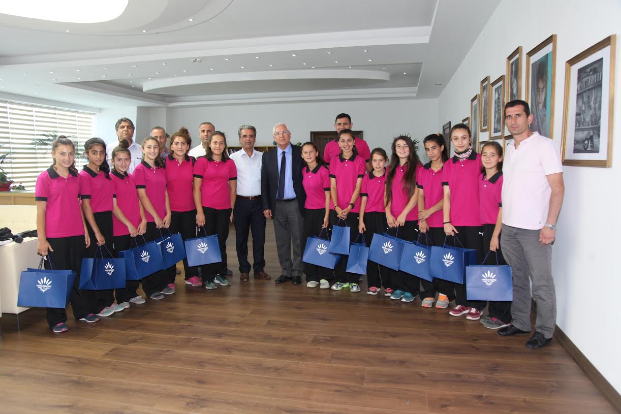 Bayan Futbol Takımından Selvitopu'na Teşekkür Ziyareti