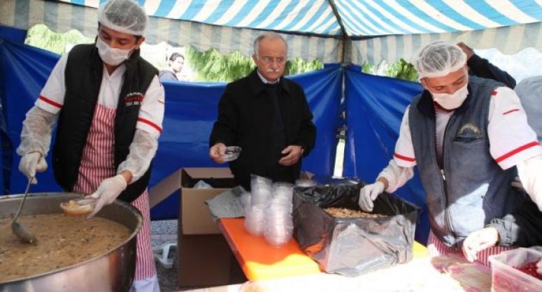 Bayraklı’da 10 bin kişiye aşure