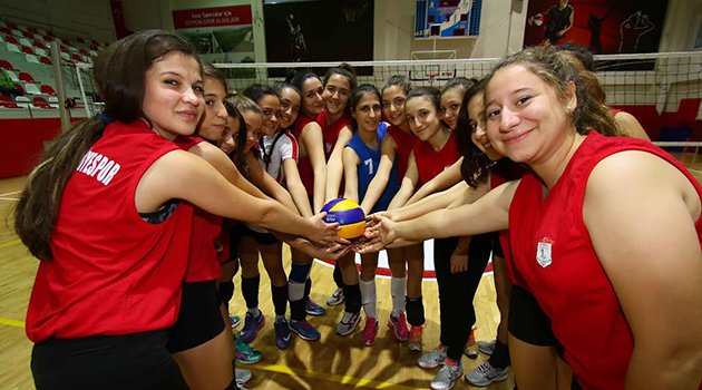 Bayraklı'nın Voleybolcuları Yarı Finalde