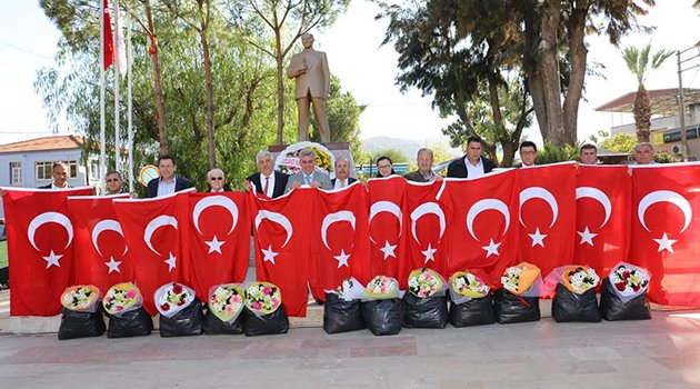 Belediyeden Muhtarlara ‘Bayraklı’ Kutlama