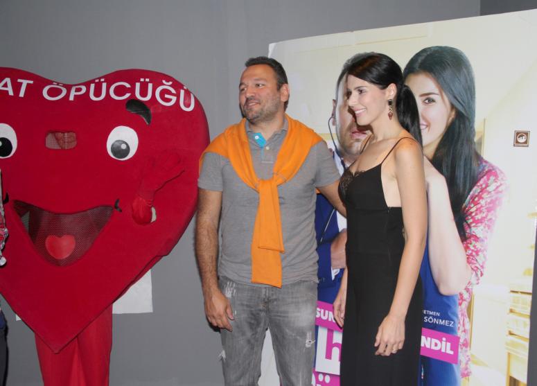 İZMİR’DE “HAYAT ÖPÜCÜĞÜ” İZDİHAMI