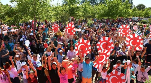 Bornova’da gökyüzü kırmızı-beyaza boyandı