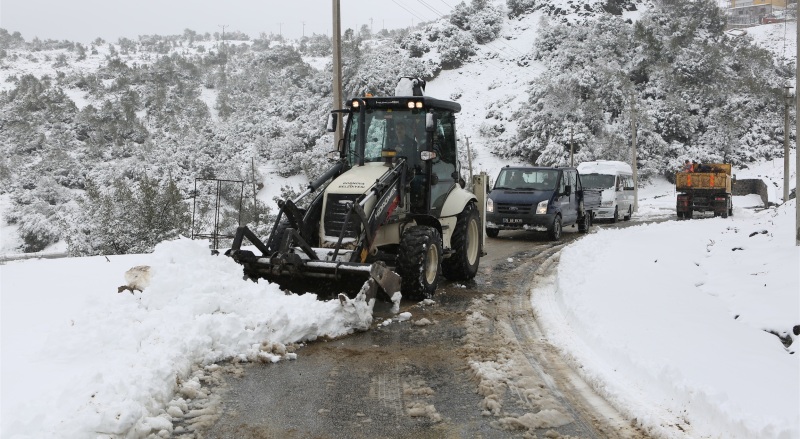 BORNOVA'DA KARLI YOLLAR ULAŞIMA AÇILDI