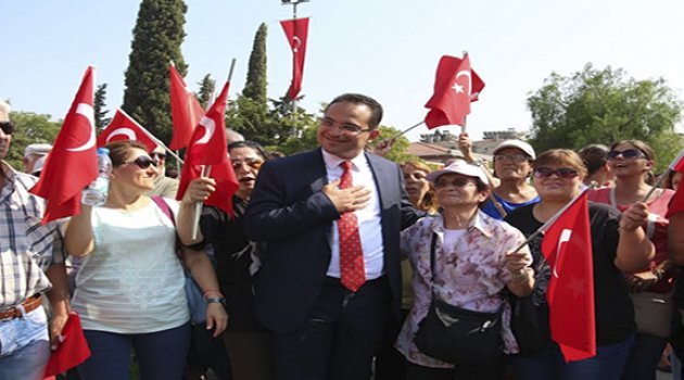 Bornova’da On Binler Cumhuriyet ve Demokrasi İçin Bir Oldu