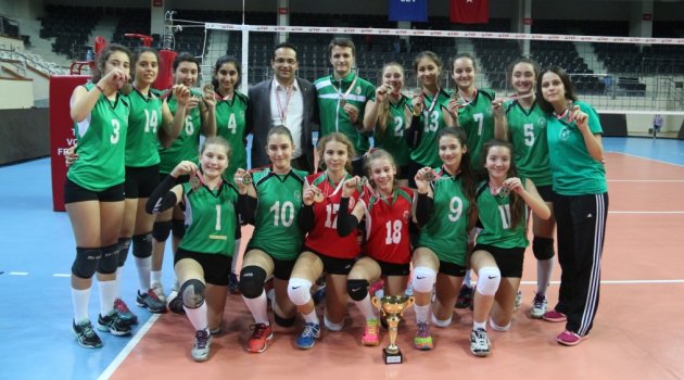 Bornova’nın yıldız voleybolcuları namağlup şampiyon