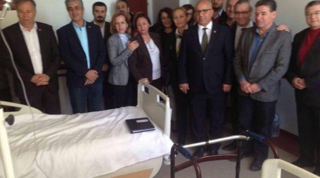 Boş Yatağının Önünde Fotoğraf Çekildiler!