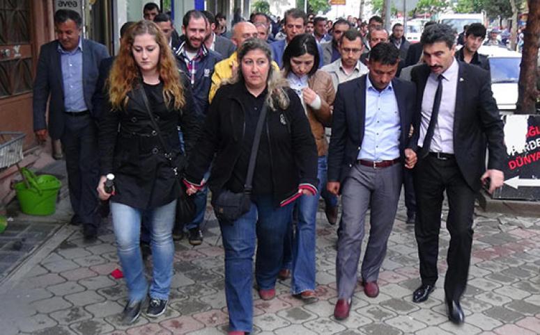 CUMHURBAŞKANLIĞI KORUMALARI 'BOZKURT' İŞARETİ YAPILAN MHP BİNASINI BASTI