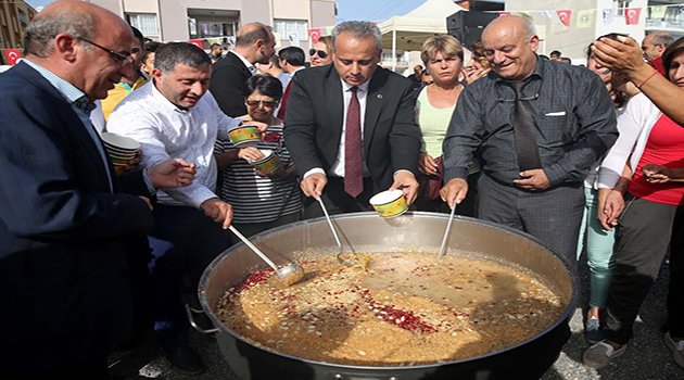 Buca’da Aşure El Ele Karıldı