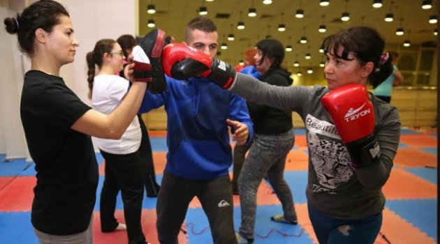 Buca’da kadınlara özel ‘kick boks’ kursu
