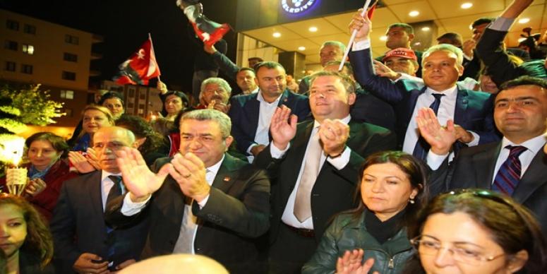 BUCA CUMHURİYET MEŞALELERİYLE AYDINLANDI