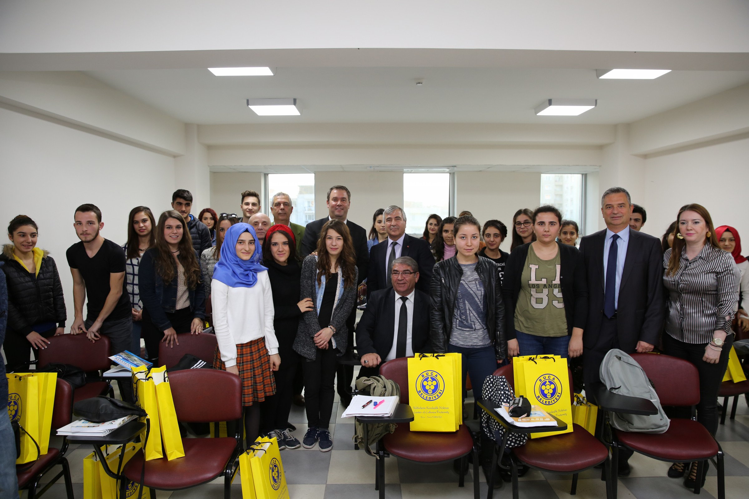 BUCA’DA 205 ÖĞRENCİYE ÜCRETSİZ EĞİTİM VE KİTAP DESTEĞİ