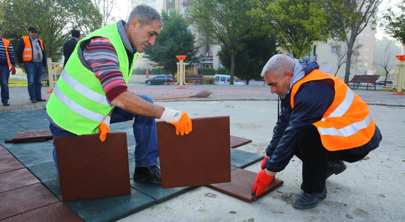 BUCA'NIN PARKLARI KAUÇUK KAPLANIYOR