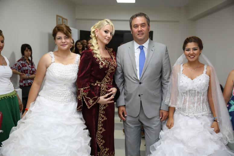 KURSİYERLERDEN GELİNLERE EN ANLAMLI HEDİYE