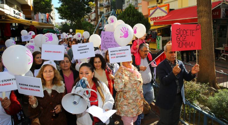 BUCALI KADINLAR ŞİDDETE KARŞI YÜRÜDÜ