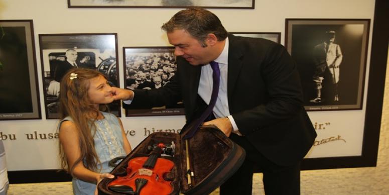 PİRİŞTİNA’DAN MİNİK YAĞMUR’A ANLAMLI HEDİYE