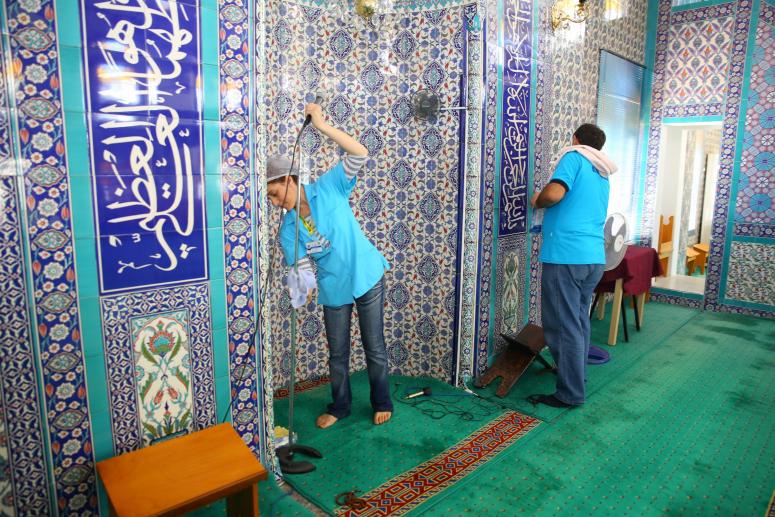 BUCA’DA CAMİLERE BAYRAM TEMİZLİĞİ