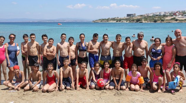 Bucalı çocuklar Çeşme’nin serin sularında