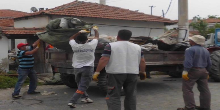 DİKİLİ, ‘ÇÖP EV’DEN TEMİZLENDİ
