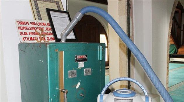 Çelik Kasa İçindeki Paraları Elektrikli Süpürge İle Boşalttılar