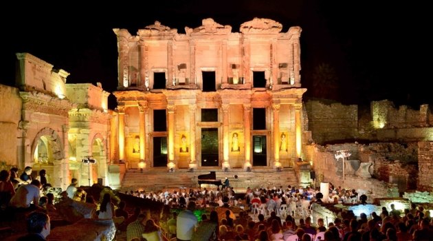 Celsus Kütüphanesi'nde Konrad Skolorski Resitali