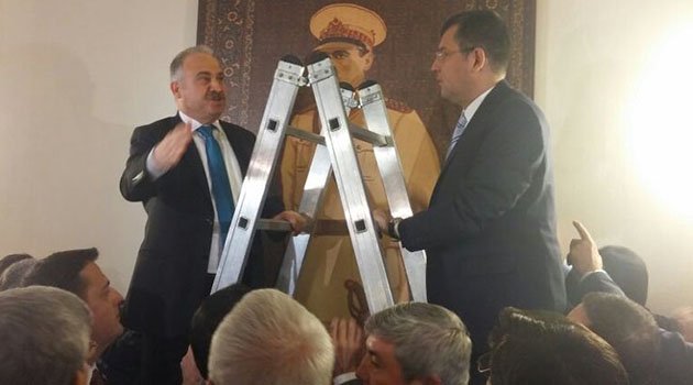 CHP Atatürk Resmini Geri Astı