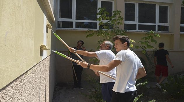 CHP’li Çam Gençlerle Okul Boyadı