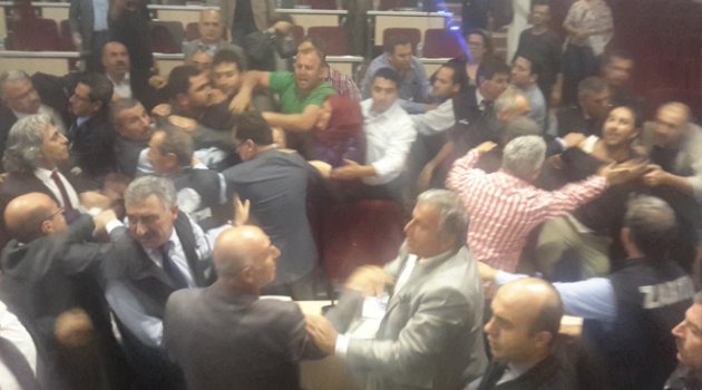 Çiğli Meclisi karıştı! Tekme tokat kavga